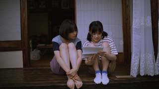 Suzu Hirose feet photo 14