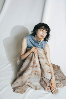 Suzu Hirose feet photo 2