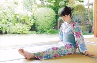 Suzu Hirose feet photo 1