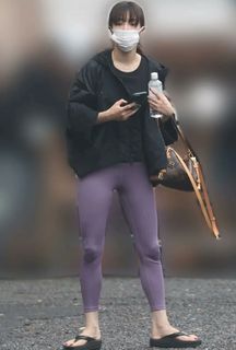 Suzu Hirose feet photo 9
