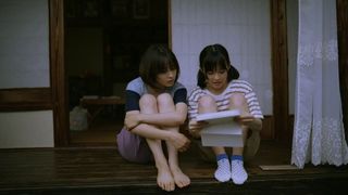 Suzu Hirose feet photo 2