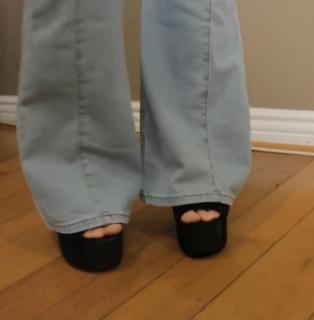 Suzy Berhow feet photo thumbnail