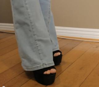 Suzy Berhow feet photo thumbnail