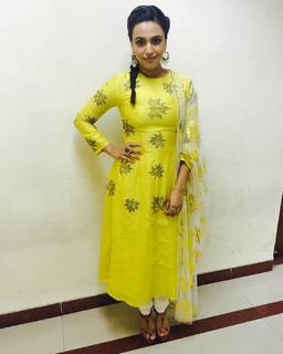 Swara Bhaskar feet photo 18