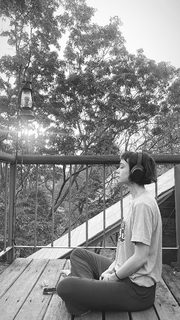 Sydney Chandler feet photo thumbnail