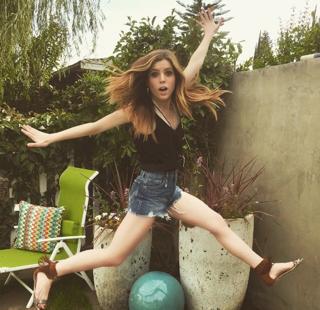 Sydney Sierota feet photo thumbnail