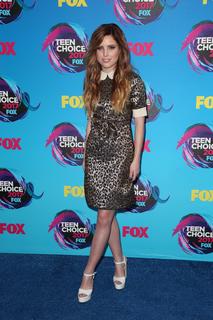Sydney Sierota feet photo thumbnail