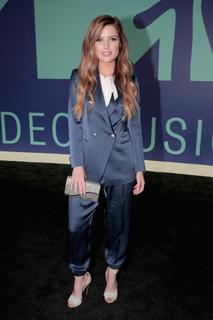 Sydney Sierota feet photo thumbnail