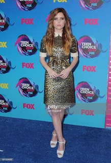 Sydney Sierota feet photo thumbnail