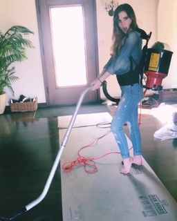 Sydney Sierota feet photo thumbnail