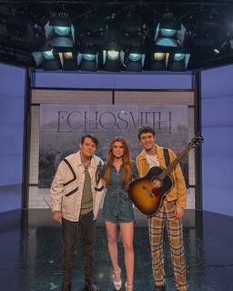 Sydney Sierota feet photo thumbnail