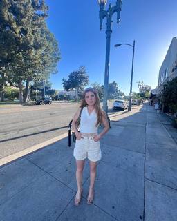 Sydney Sierota feet photo thumbnail