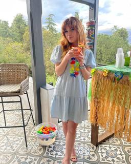 Sydney Sierota feet photo thumbnail