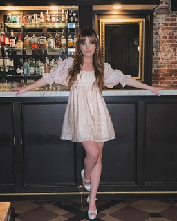 Sydney Sierota feet photo thumbnail