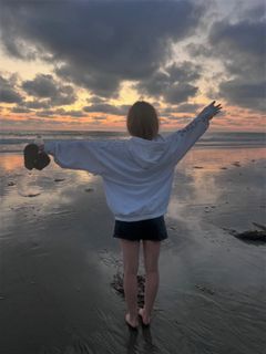 Sydney Sierota feet photo thumbnail