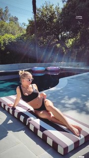 Sydney Sweeney feet photo thumbnail