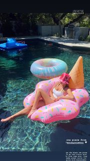 Sydney Sweeney feet photo thumbnail