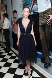 Sydney Sweeney feet photo thumbnail