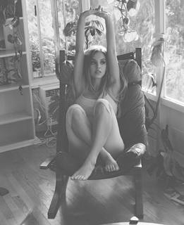 Sydney Sweeney feet photo thumbnail