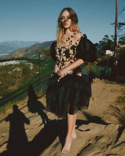 Sydney Sweeney feet photo thumbnail