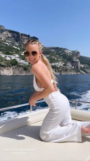 Sydney Sweeney feet photo thumbnail