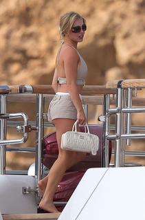 Sydney Sweeney feet photo thumbnail