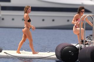 Sydney Sweeney feet photo thumbnail