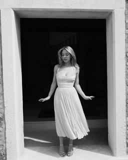 Sydney Sweeney feet photo thumbnail
