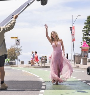 Sydney Sweeney feet photo thumbnail