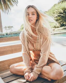 Sydney Sweeney feet photo thumbnail
