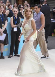Sydney Sweeney feet photo thumbnail