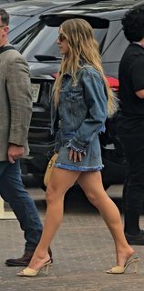 Sydney Sweeney feet photo thumbnail