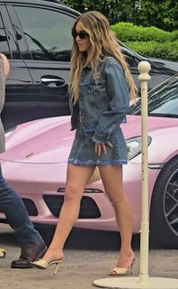 Sydney Sweeney feet photo thumbnail