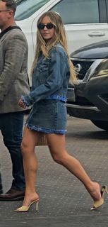 Sydney Sweeney feet photo thumbnail