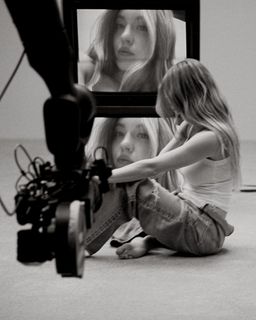 Sydney Sweeney feet photo thumbnail