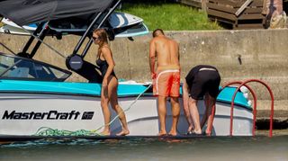 Sydney Sweeney feet photo thumbnail