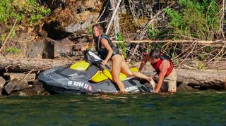 Sydney Sweeney feet photo thumbnail
