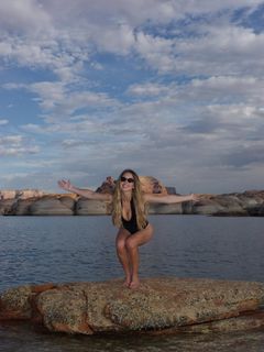 Sydney Sweeney feet photo thumbnail