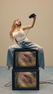 Sydney Sweeney feet photo thumbnail