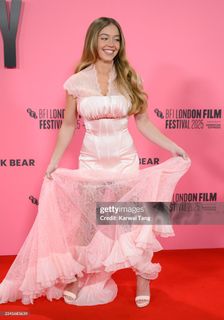 Sydney Sweeney feet photo thumbnail