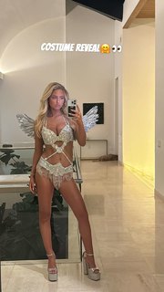 Sydney Thomas feet photo thumbnail