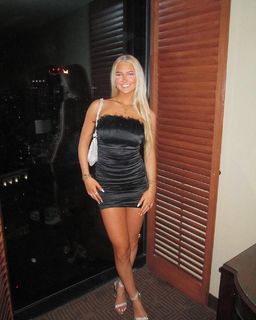 Sydney Thomas feet photo thumbnail