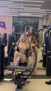 Sydney Thomas feet photo thumbnail