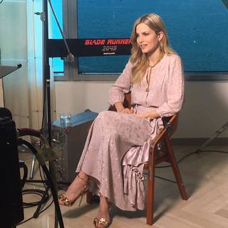 Sylvia Hoeks feet photo thumbnail