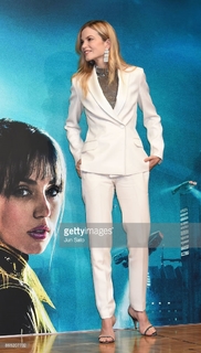 Sylvia Hoeks feet photo thumbnail