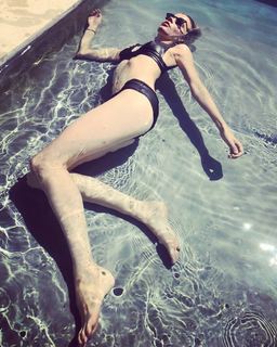 Sylvia Hoeks feet photo thumbnail