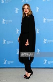 Sylvia Hoeks feet photo thumbnail