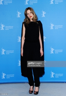 Sylvia Hoeks feet photo thumbnail