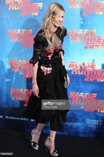 Sylvia Hoeks feet photo thumbnail