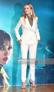 Sylvia Hoeks feet photo thumbnail